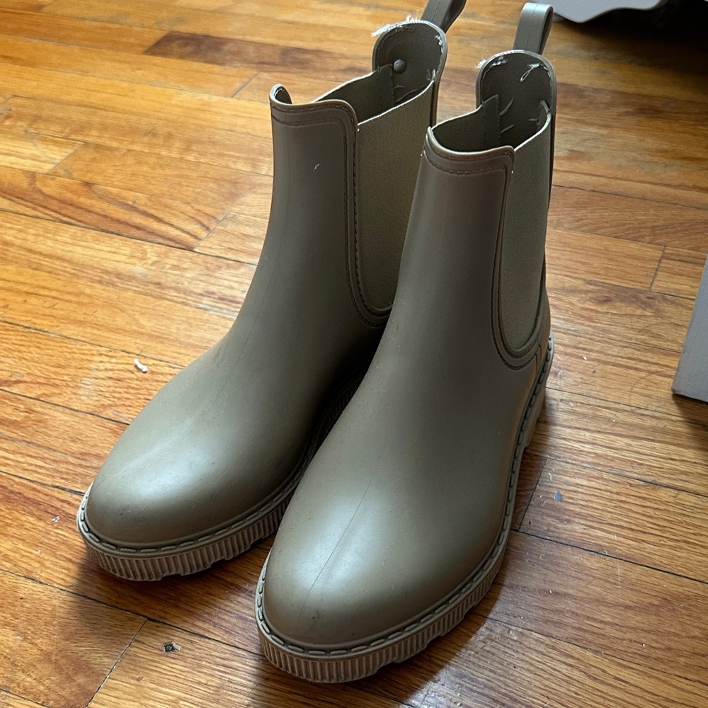 Stylish Tan Ankle Rain Boots